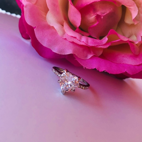 🚫SOLD🚫Heart Shape White Sapphire Ring - Picture 3 of 4